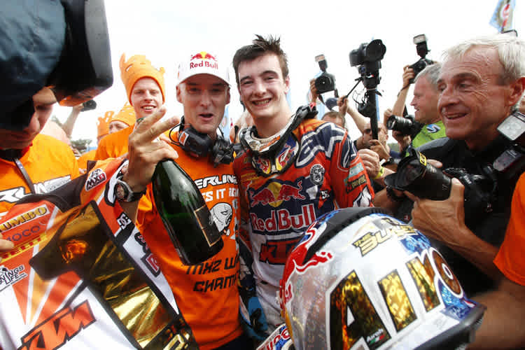 Grosser Triumph: MX2-Weltmeister Jeffrey Herlings (re.) mit Förderer Stefan Everts