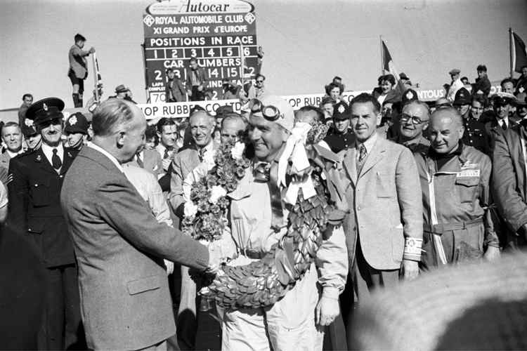 Silverstone-GP-Sieger Giuseppe Farina 1950, rechts ein Alfa-Romeo-Mechaniker mit Pirelli-Aufnäher