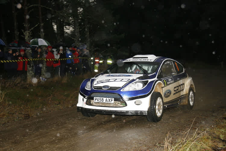 Der Fiesta S2000 als Vorausfahrzeug in Schottland