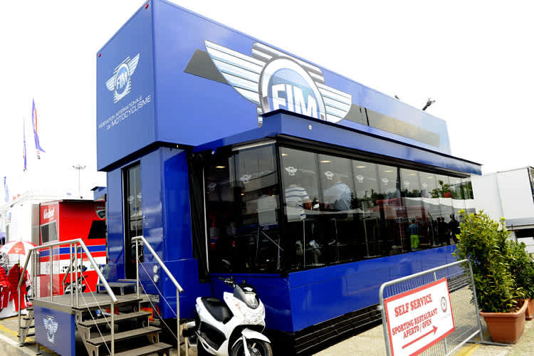 Die FIM ist im Paddock der Superbike-WM allgegenwärtig