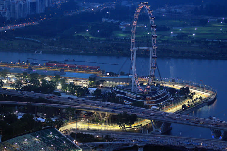 Es wird Nacht in Singapur. An der Strecke steht der «Singapore Flyer»