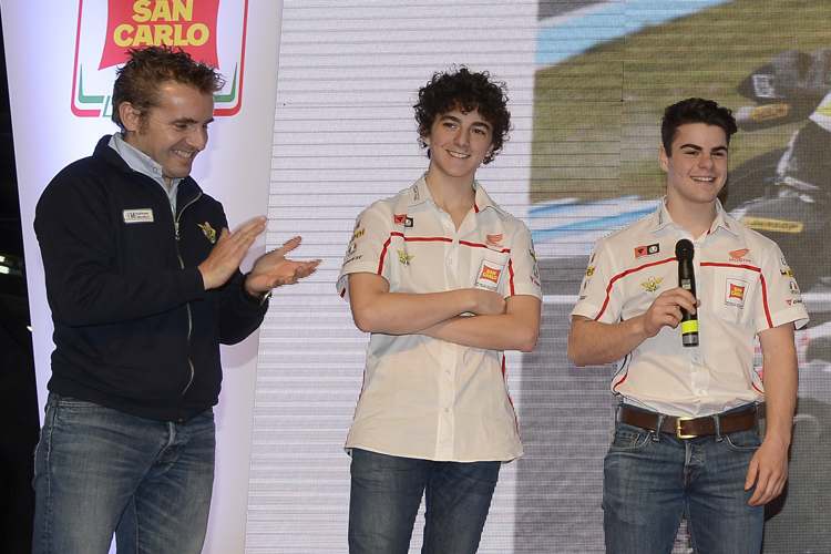 Francesco Bagnaia (M.) mit Teamchef Locatelli und Teamkollege Fenati