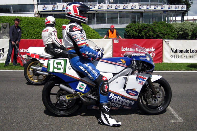 Freddie Spencer auf der Viertakt-Honda RC 163 Replica