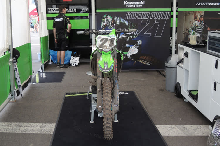 Die Kawasaki mit der Nummer 21 bleibt im zweiten MX1-Lauf auf dem Lausitzring im Teamzelt stehen