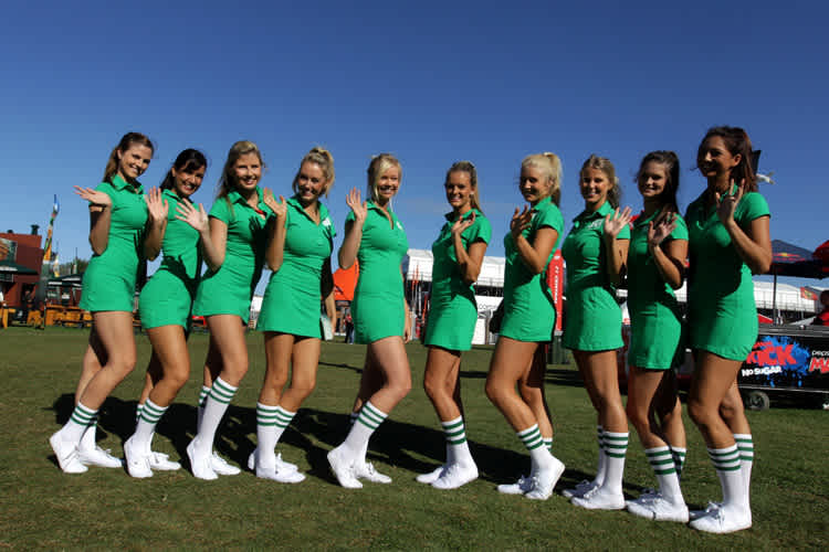Auch die Grid-Girls freuen sich: Ihr Rennen bleibt