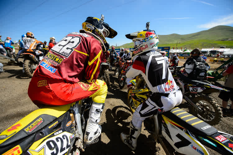 GP-Pilot Kevin Strijbos im Gespräch mit Suzuki-Kollege James Stewart