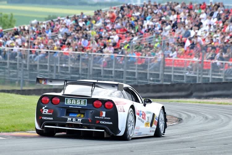Das Siegerauto am Samstag vor den gut besuchten Tribünen