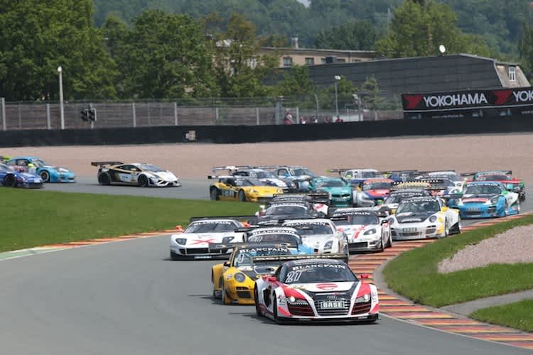 Mies setzt sich am Start im Audi durch