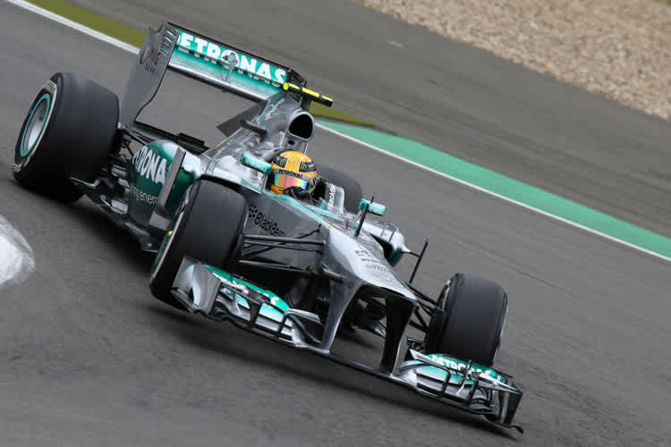 Lewis Hamilton taucht in die erste Kurve hinein