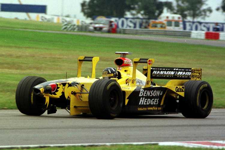 Hier passt nichts: Vorne zu wenig Flügel, mittschiffs zu viel, und dann diese Reifen