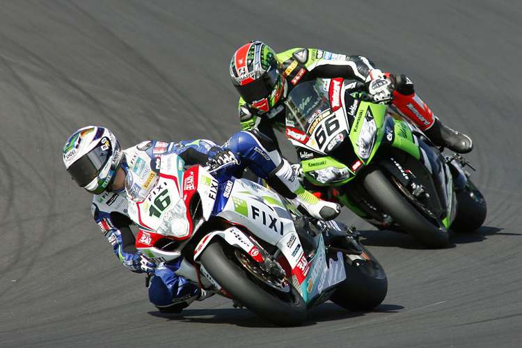 In den Kurven kann Suzuki (vorne) auftrumpfen