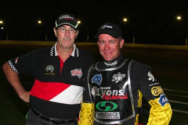 Jason Lyons (rechts) will dem Sport treu bleiben.