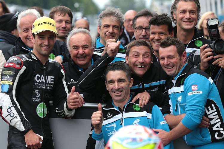 Im Iodaracing-Team um Johann Zarco (li.) ist Frauenfussball ein grosses Thema