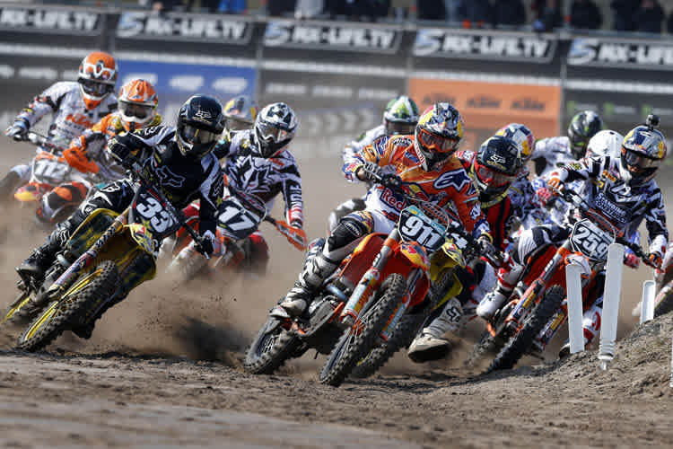 Jordi Tixier (911) beim Sprint in die erste Kurve