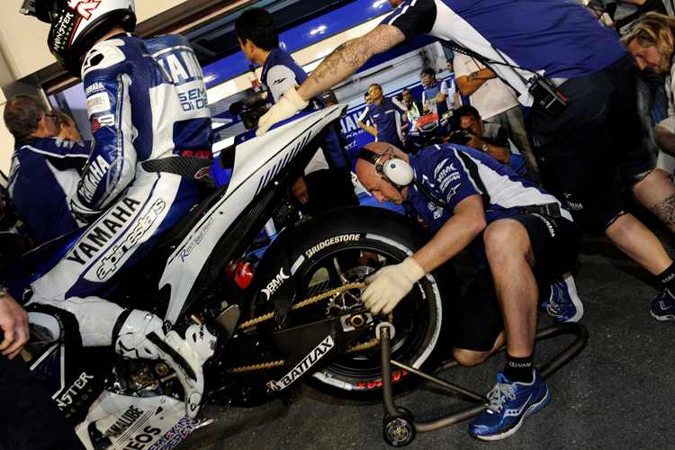 Jorge Lorenzo wird ausgerüstet