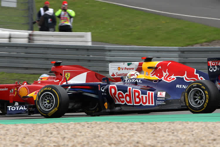 Sebastian Vettel 2011 mit dem K von Kaufland auf dem Seitenkasten