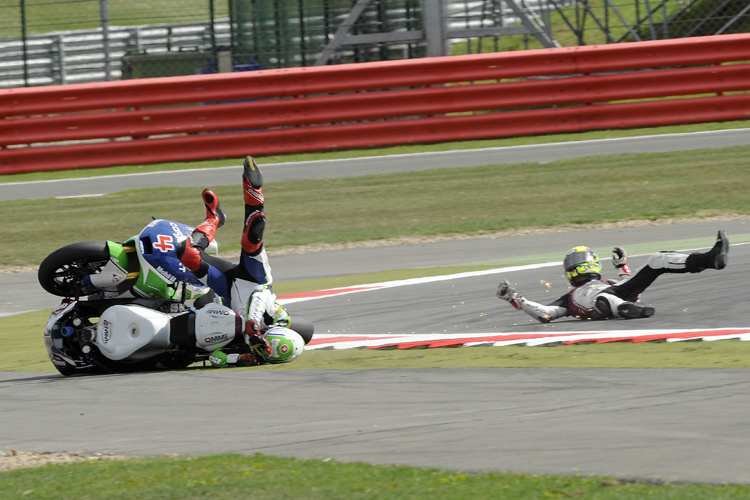 Heftiger Aufprall mit dem Kopf: Randy Krummenacher wurde von Rafid Sucipto (re.) abgeschossen