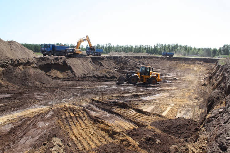 Das Erdreich wird vom Parkplatz P2 geholt
