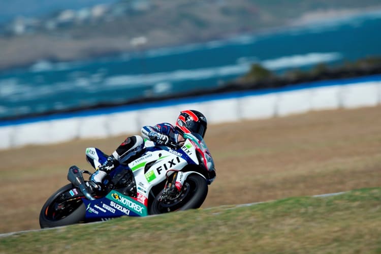 Leon Camier (r) wurde in die Wiese geschickt