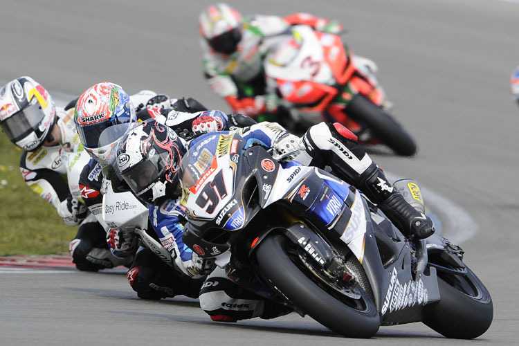 Zu Dritt durch die Kurve: Haslam (91) vor Corser und Rea