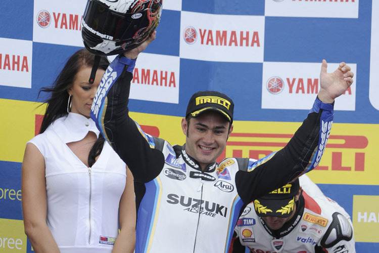 Der erste Laufsieg: Leon Haslam nimmt die Glückwünsche entgegen