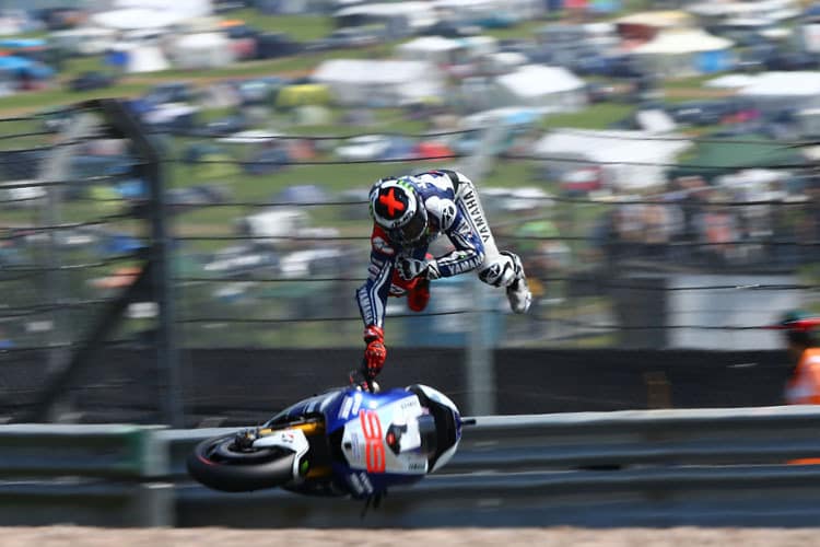 Jorge Lorenzo beim Abflug im zweiten freien Training