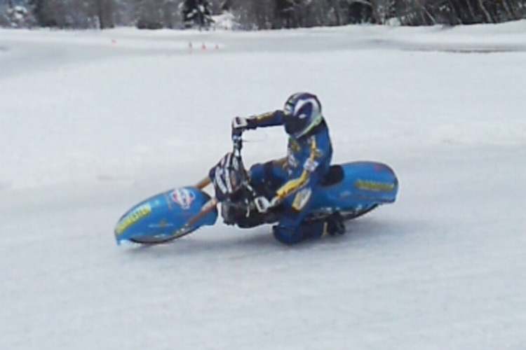 Luca Bauer (14) beim Eisspeedway-Training