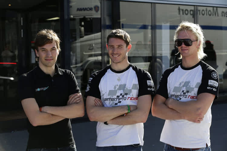 Engelhart und Estre machen den Titel unter sich aus, Thiim (re.) ist raus