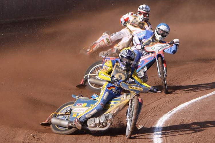 Marcel Helfer vor Michael Hadek und Patrik Nagy