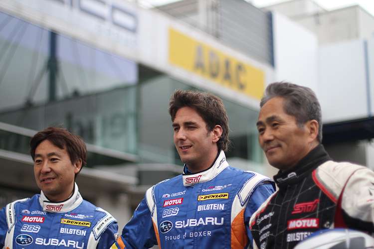 Marcel Lasee inmitten seiner japanischen Teamkollegen