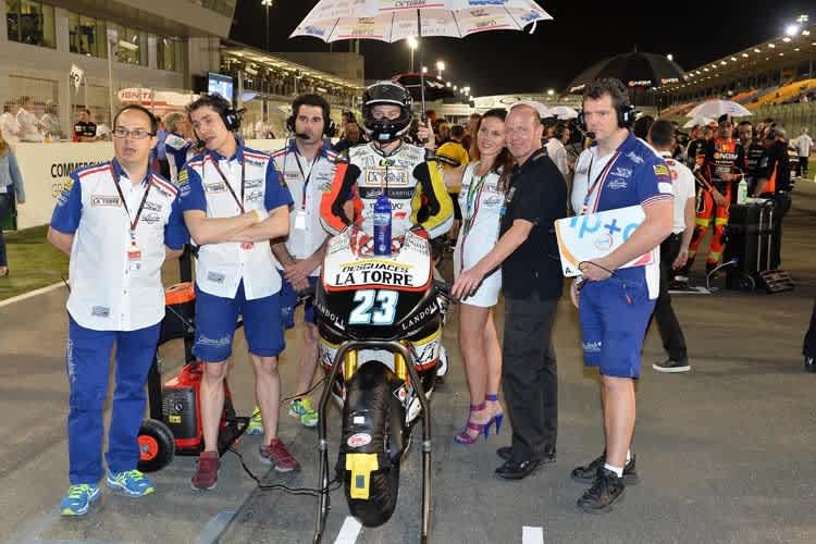 Marcel Schrötter in Katar, rechts sein Förderer Michael Kories