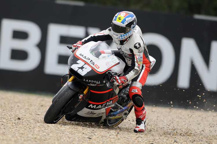 Nach der Kollision mit Teamkollege Siméon musste Marcel Schrötter ins Kiesbett ausweichen