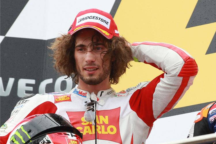 Das Motiv des Monuments in Coriano: Marco Simocelli auf Phillip Island bei seinem letzten Podestbesuch 