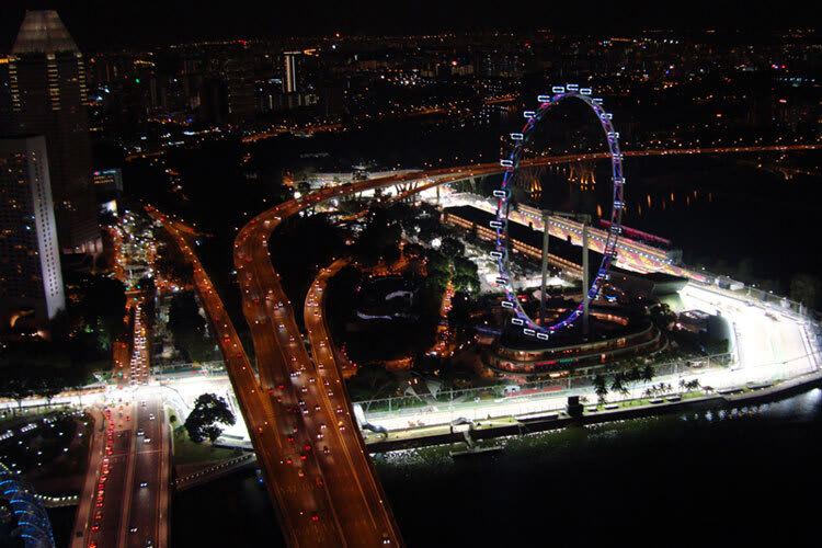 Der Marina Bay Circuit, ein Leuchtband in der Nacht
