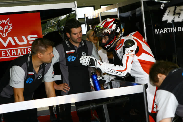 Martin Bauer gibt in der Box die Erfahrungen von der Strecke weiter