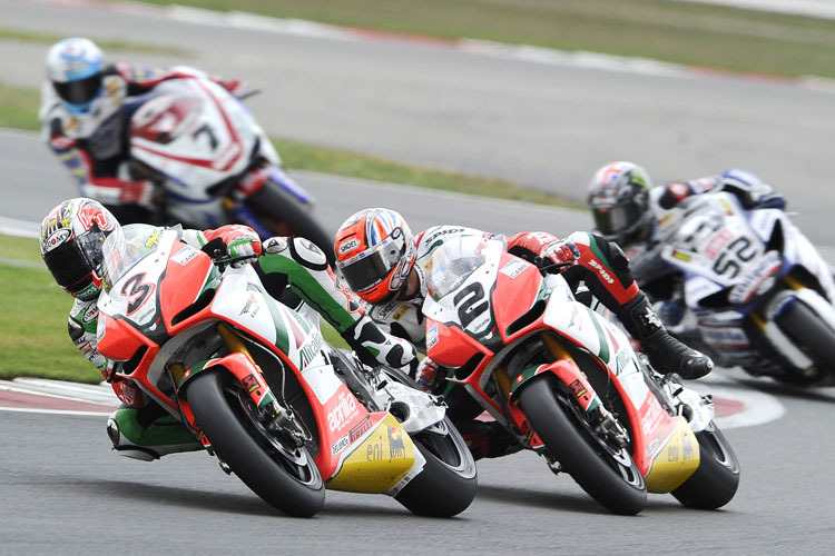 Max Biaggi (3) in Bedrängnis durch seinen Teamkollegen Camier (2)