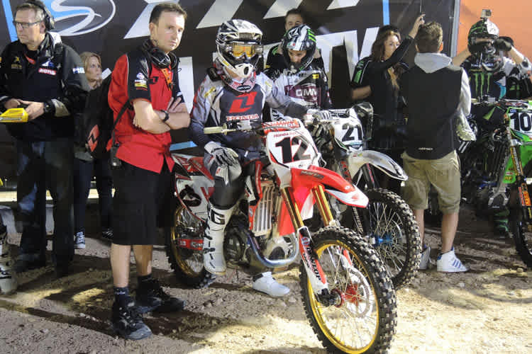 Max Nagl (12) wartet auf den Start