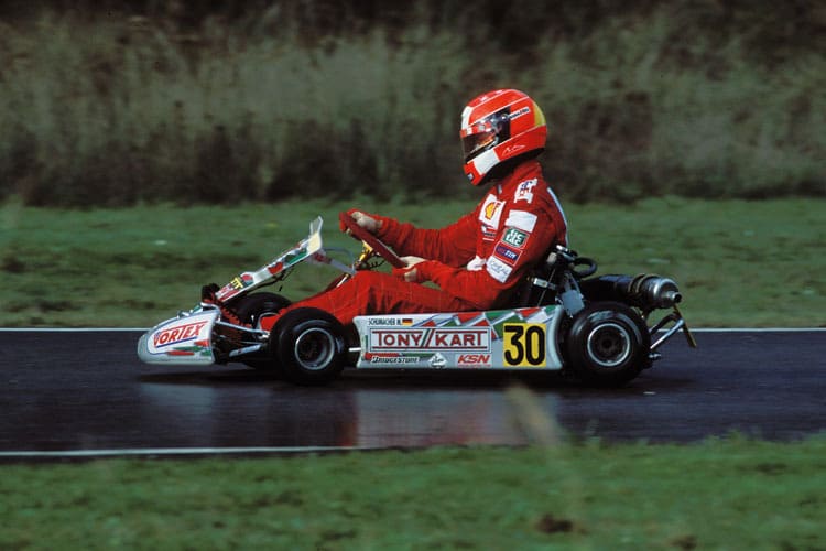 Berühmter Fahrschüler: Rekord-Weltmeister Michael Schumacher klemmte sich auch zu Formel-1-Zeiten gerne in Kerpen hinters Steuer