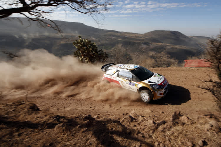 Mikko Hirvonen und Jarmo Lehtinen in der fahrenden Sauna