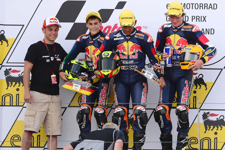 Sandro Corteste übergibt die Pokale an die Red Bull Rookies