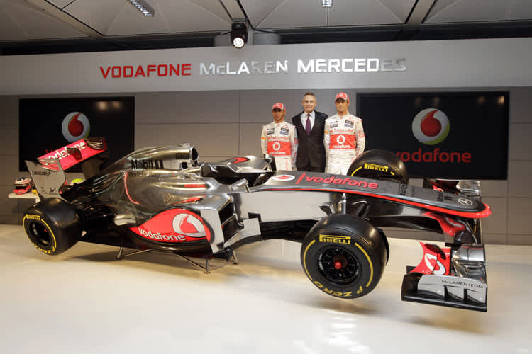 Hamilton und Button samt Chef mit dem neuen MP4-27 