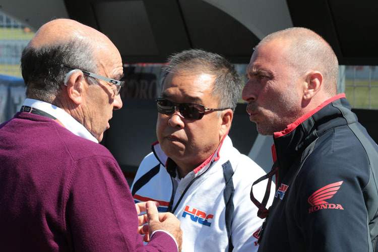 Lagebesprechung: Dorna-Chef Ezpeleta, Nakamoto und Suppo