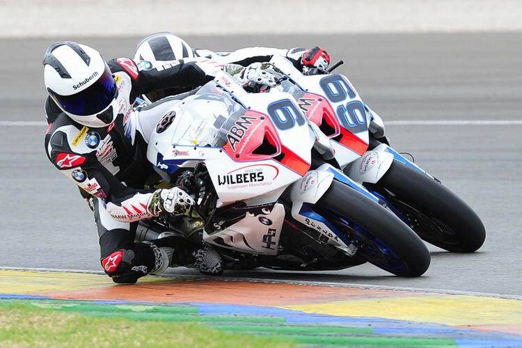 Stefan Nebel (9) und Lucy Glöckner (69) steuern die HP4 auf der Strecke