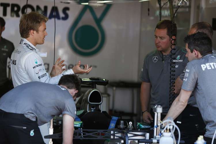 Nico im Gespräch mit seiner Truppe