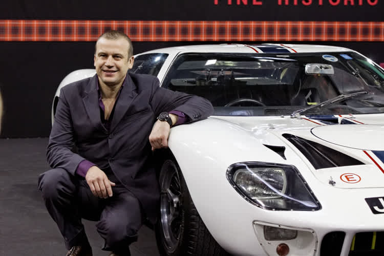 Olivier Panis neben einem Ford GT40