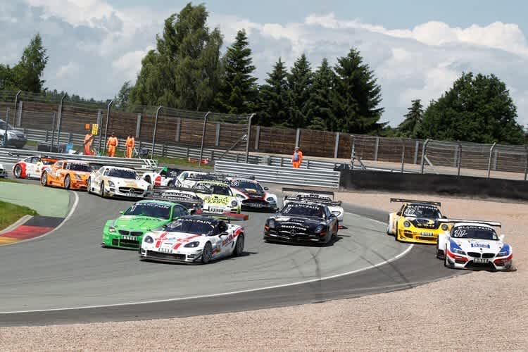 Start: Corvette in Front, BMW rutscht bereits raus 