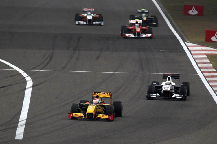 Anfangsphase: De la Rosa hinter Petrov und vor den Ferrari