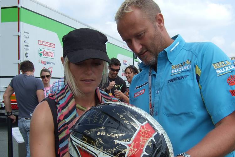 Katja Poensgen (li.) muss noch immer fleissig Autogramm geben