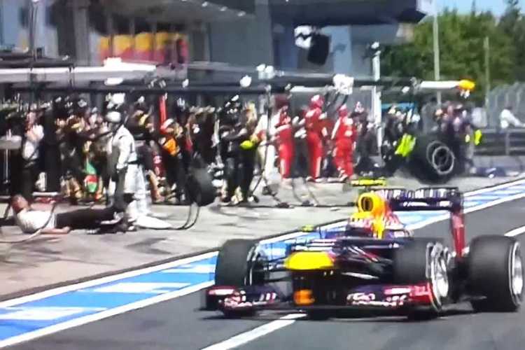 Links ist Paul Allen zu Boden gegangen, das Rad kullert noch immer, Webber fährt ein Dreirad