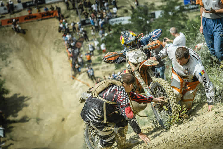 Podestplatz verloren: Jonny Walker müht sich an einer Auffahrt ab